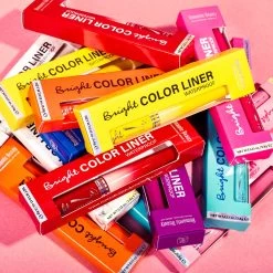 Romantic Beauty Color Liner -Cosmetics Store OmbreBrightEyeliner Lifestyle 03